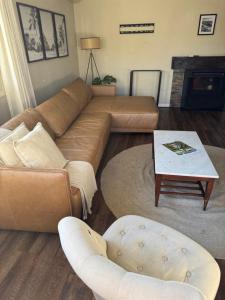 ein Wohnzimmer mit einer Couch und einem Couchtisch in der Unterkunft Casa familiar en Carrasco, playa in Montevideo