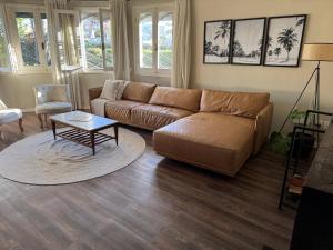 モンテビデオにあるCasa familiar en Carrasco, playaのソファとコーヒーテーブルのあるリビングルーム +53枚の写真