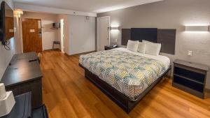 オクラホマシティにあるMotel 6-Oklahoma City, OK - Southのベッドと机があるホテルの部屋