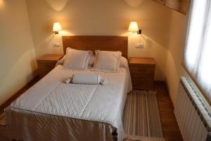 RequiásにあるCasa Requiasの白いシーツと枕が備わったベッドのある寝室 +50枚の写真