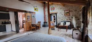 MontpeyrouxMont2roux的一间带床、桌子和厨房的房间