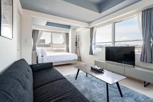 Una televisión o centro de entretenimiento en Hills Garden Hondori - Vacation STAY 20172