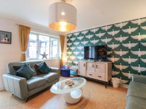 Posezení v ubytování Coastguard Cottage