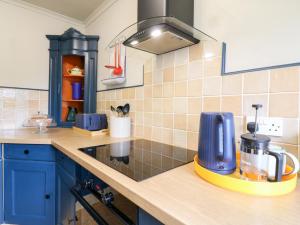 Kuchyň nebo kuchyňský kout v ubytování Coastguard Cottage + 35 fotografií