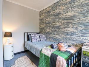 Postel nebo postele na pokoji v ubytování Coastguard Cottage