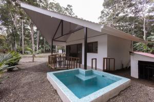 ein Haus mit einem Swimmingpool davor in der Unterkunft El Rincon de la Suiza in Cahuita