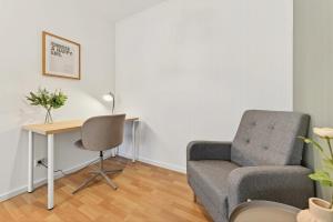a living room with a chair and a desk at NEW Apartment Tina- 2-Zimmer, 4 Einzelbetten, Parkplatz in Buchen