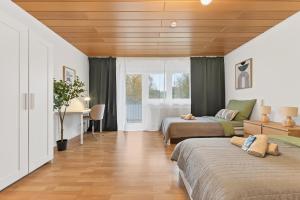 a bedroom with two beds and a desk and a table at NEW Apartment Tina- 2-Zimmer, 4 Einzelbetten, Parkplatz in Buchen