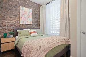 Ένα ή περισσότερα κρεβάτια σε δωμάτιο στο 3 BD Idyllic Haven next to Central Park +9 φωτογραφίες