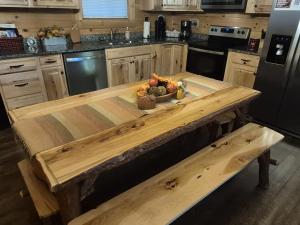 een keuken met een houten tafel met een schaal fruit bij Black Bear Retreat 2 beds! cabin in Glade