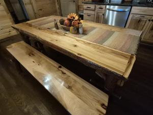 een houten tafel met een fruitschaal erop bij Black Bear Retreat 2 beds! cabin in Glade