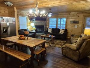 een woonkamer met een tafel en een koelkast bij Black Bear Retreat 2 beds! cabin in Glade
