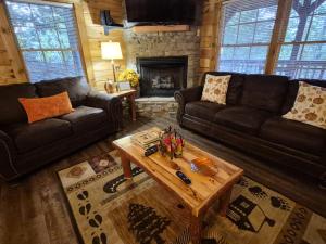 een woonkamer met banken en een salontafel bij Black Bear Retreat 2 beds! cabin in Glade +7 foto's
