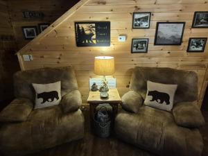 een woonkamer met twee banken en een tafel bij Black Bear Retreat 2 beds! cabin in Glade