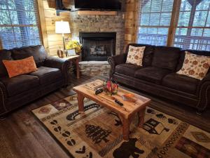 Et opholdsområde på Black Bear Retreat 2 beds! cabin + 6 billeder