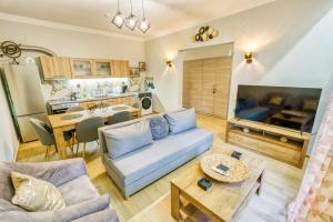 a living room with a couch and a table at Four lakes luxury suites in Amintaio
