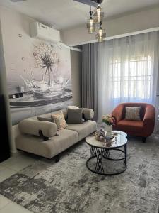 モンバサにあるLAVISH RETREAT-Buxton Pointのソファとテーブルのあるリビングルーム