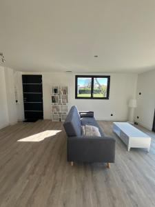 Ruang duduk di Le Chalet Corse, nature et confort proche Caussade