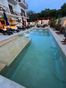 basen z niebieską wodą w hotelu w obiekcie Casa Jubilee 6 two twins or king w mieście Puerto Escondido +11 zdjęć