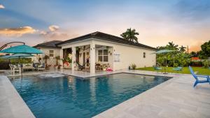 Hồ bơi trong/gần Villa Oasis with Pool Gateway to Miami & Keys