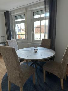 Un comedor con una mesa y sillas blancas. en Avella House, en Mühlheim am Main