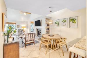 Una cocina y una sala de estar con mesa y sillas. en WS4403: 4403 Windswept, en Kiawah Island 23 fotos más