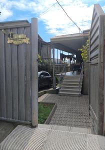 Una casa con una valla con un cartel de lagarto. en Guesthouse - Happy house in Kutaisi, en Kutaisi