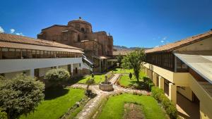 Una vista aérea de un patio en un edificio antiguo. en Hotel Monasterio San Pedro, en Cusco