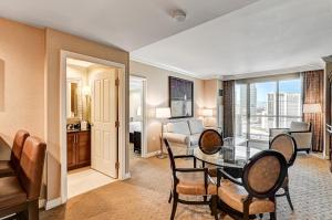 Χώρος καθιστικού στο The Signature at MGM Grand, Luxury Balcony Suite, Strip View