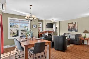 a dining room and living room with a table and chairs at Condo familial Mont Blanc, accès ski in Ski out in Saint-Faustin