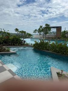 une piscine avec vue sur l'eau dans l'établissement Mesahill HomeStay Nilai, à Nilai