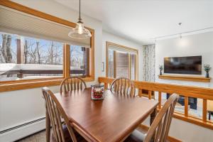 une salle à manger avec une table et des chaises en bois dans l'établissement Cozy Highridge Condo Unit I6 in Killington with pool and hot tub., à Killington Village
