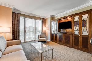 Μια τηλεόραση ή/και κέντρο ψυχαγωγίας στο The Signature at MGM Grand, Luxury Balcony Suite, Strip View