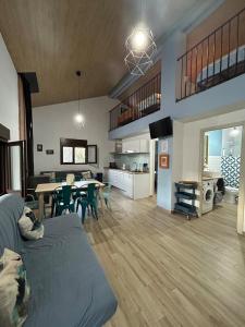 a living room and kitchen with a table and chairs at Casa del arroyo in Caserío Arroyofrío