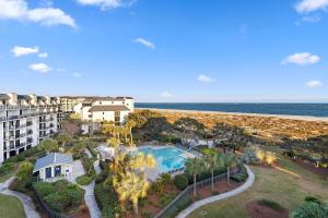 uma vista aérea de um resort com piscina e praia em SW416B: 416B Shipwatch em Isle of Palms