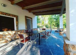 a dining room with a table and chairs at Casa del arroyo in Caserío Arroyofrío