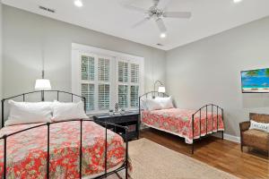 キアワ・アイランドにあるSS162: 162 Surfsong Roadのベッドルーム1室(ベッド2台、デスク付) +52枚の写真