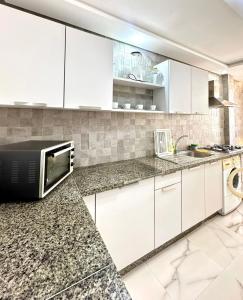 Η κουζίνα ή μικρή κουζίνα στο Zahra home centre ville TGV