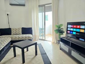 TV a/nebo společenská místnost v ubytování Joli appartement Mohammédia