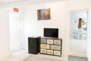 Μια τηλεόραση ή/και κέντρο ψυχαγωγίας στο Private entrance guest suite dedicated bathroom kitchen +10 φωτογραφίες