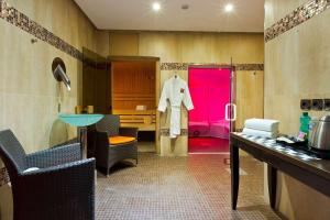 um quarto com banheiro e porta rosa em Enzo Hotels Thionville by Kyriad Direct em Thionville