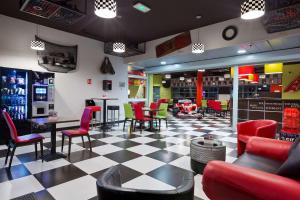 Televisyen dan/atau pusat hiburan di Enzo Hotels Thionville by Kyriad Direct