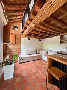 una sala de estar con un sofá blanco en una habitación en El monarca, en Mompox