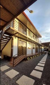 サンタ・クルスにあるCasaLuz Tamarindoの前に階段がある建物