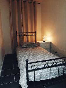Un dormitorio con una cama con marco de cama negro. en La Stella Bianca, en Sutri
