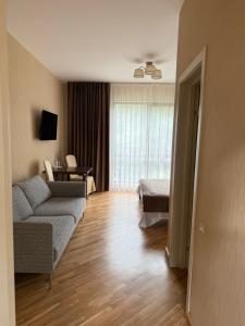 un salon avec un canapé et un lit dans l'établissement Львівське Передмістя, à Lviv