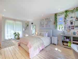 クロウバラにあるFir Trees - Uk49994のベッドルーム1室(ピンクの毛布付きの大型ベッド1台付)
