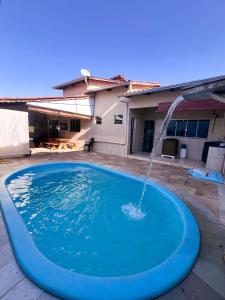 ein Pool mit einem Springbrunnen im Garten in der Unterkunft casa da hilda in Pirenópolis