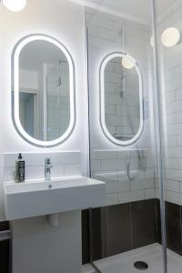 bagno con lavandino e 2 specchi di Ibis Agen Centre Gare a Agen Altre 32 foto