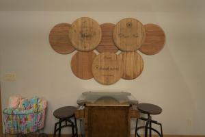 uma sala com três tábuas de corte de madeira na parede em Wine Time 5 Bedroom Shuffleboard Hot Tub Fire Pit Play Set em Broken Bow